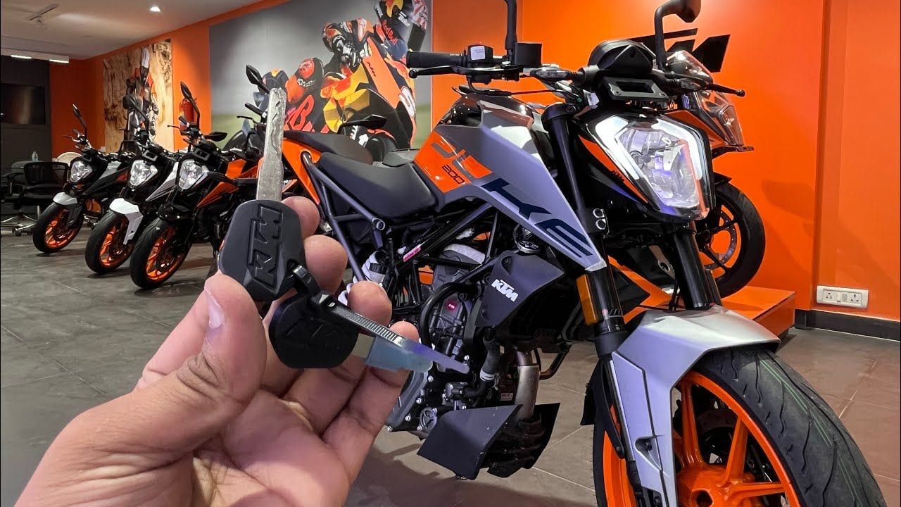 KTM Duke 200 का एग्रेसिव लुक, शानदार माइलेज और एडवांस फीचर्स इसे युवाओं के लिए एक परफेक्ट स्ट्रीटफाइटर बनाते हैं। जानिए इसके इंजन, फीचर्स और कीमत से जुड़ी पूरी जानकारी।
