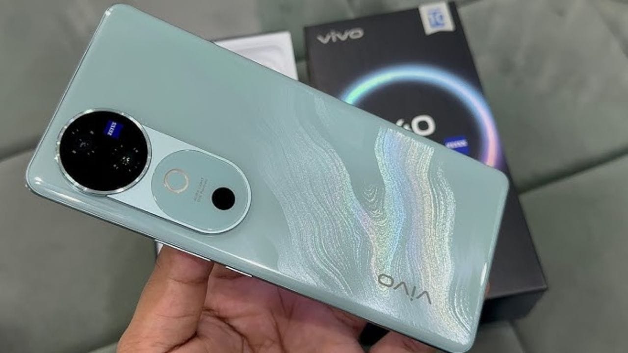 Vivo V40 5G स्मार्टफोन में मिलेगा 50MP कैमरा, Snapdragon 7 Gen 3 प्रोसेसर और 5500mAh की बैटरी। जानिए कीमत और सारे स्पेसिफिकेशन एक नजर में।